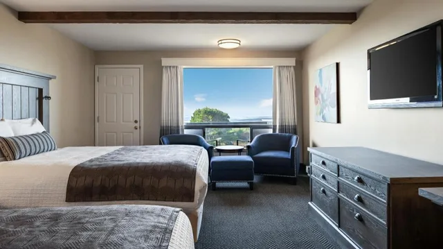 غرفة بسريرين كوين بإطلالة على البحر بشرفة، Gold Beach Inn 1/1