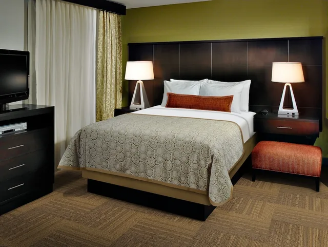 جناح استوديو بسرير كينج بمطبخ لذوي الإعاقة، STAYBRIDGE SUITES MIAMISBURG 2/3