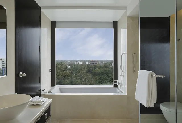 غرفة بريميوم بسرير كينج، Crowne Plaza Pune City Centre 9/9