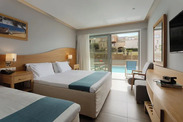 غرفة سوبيريور بسرير كينج وسرير فردي بمسبح خاص، Lyttos Beach Hotel 2/6