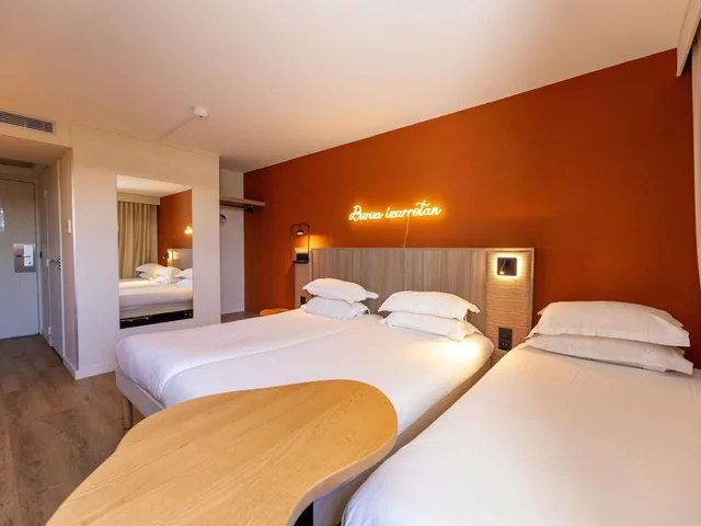 غرفة ثلاثية بسرير مزدوج وسرير فردي، Hotel Donibane 2/10