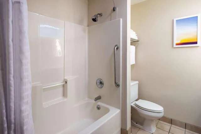 جناح بسرير كوين بجاكوزي، Days Inn & Suites by Wyndham Madison 5/8