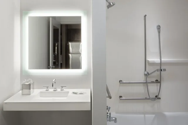 جناح بسرير كينج بغرفة نوم واحدة مع أريكة لذوي الإعاقة، TownePlace Suites Boston Logan Airport/Chelsea 4/5