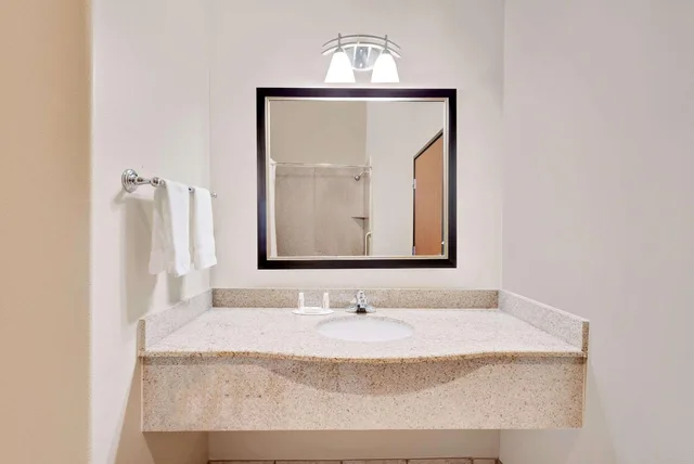 Studio, Suite, Quadruple, Sonesta Essential Hotels Odessa 2/2