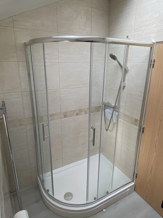 شقة عائلية بسريرين منفصلين بغرفتي نوم مع أريكة، The Shelbourne Apartments 4/4