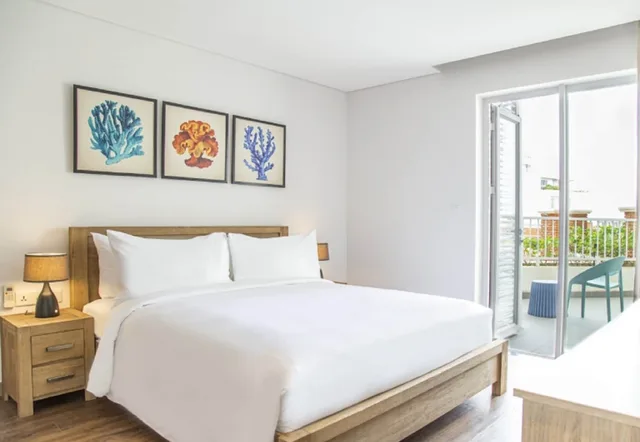 جناح بريميير بسرير كينج وسريرين منفصلين بإطلالة على البحر بغرفتي نوم، The Pearl Hoi An 1/10
