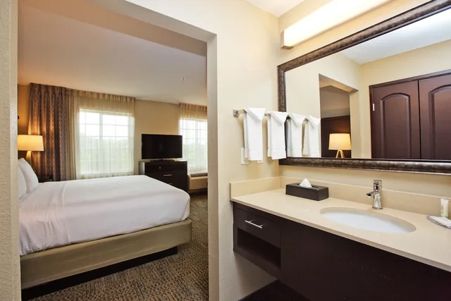 جناح بسرير كينج بغرفة نوم واحدة بمطبخ بحوض استحمام لذوي الإعاقة، Staybridge Suites Austin South Interstate Hwy 35 2/2