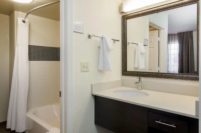 جناح بغرفتي نوم بمطبخ، Staybridge Suites Philadelphia-Mt. Laurel 2/3