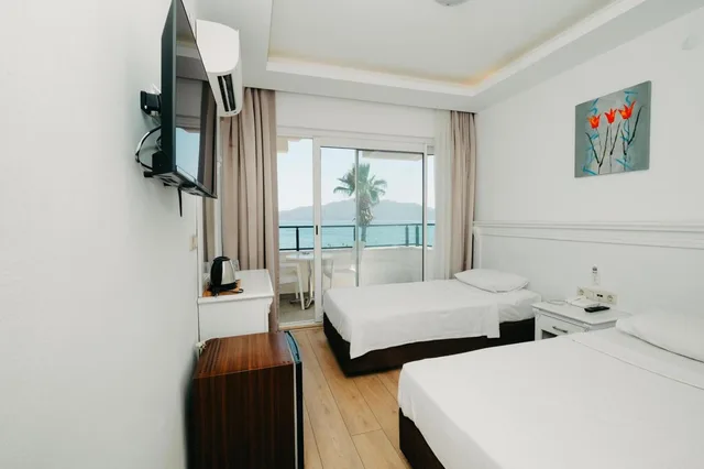 Room, Double Bed, Honeymoon Hotel 3/5