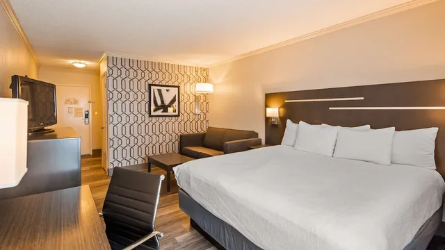غرفة بزنس بسرير كينج مع أريكة، Best Western Plus Morristown Conference Center 2/5