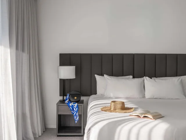 2 Bedrooms, Suite, King and Twin Beds, Sky View، Peppers Broadbeach 3/6