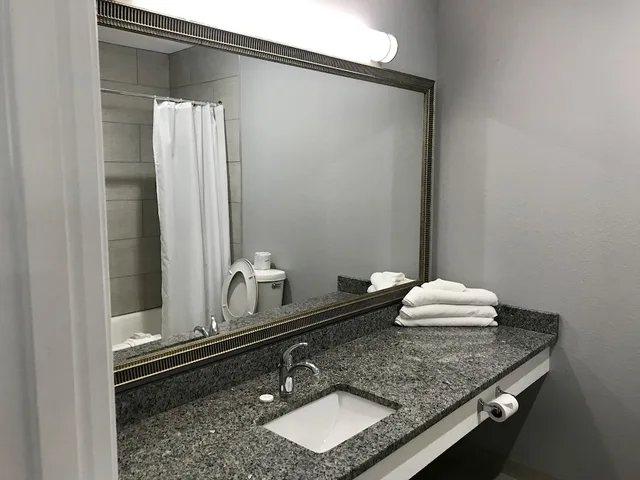 غرفة بسرير كينج للمدخنين، American Inn North Kansas City 6/10