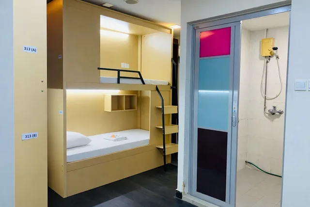 Capsule, Female Only, 4 Beds, Bunk Bed, No Window، A Hotel Desker 5/5