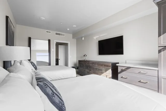 Standard, 2 Queen Beds, Black Rock Mountain Resort 2/7