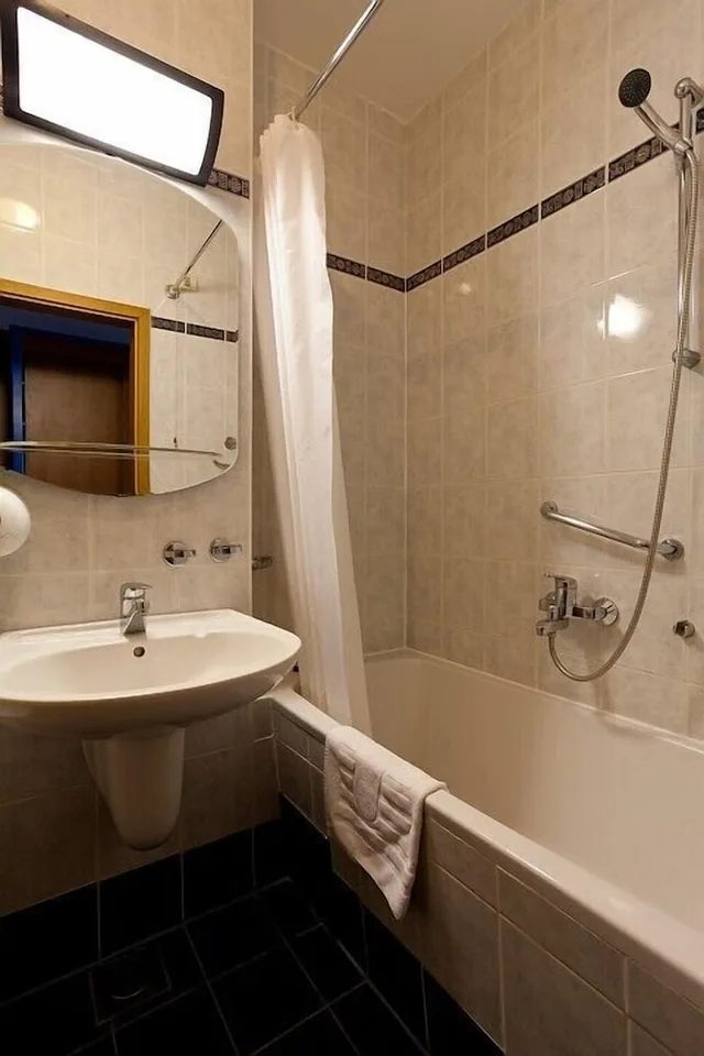 غرفة عائلية بسريرين مزدوجين بشرفة بغرفتي نوم، Hotel Drazica - Hotel Resort Drazica 2/2