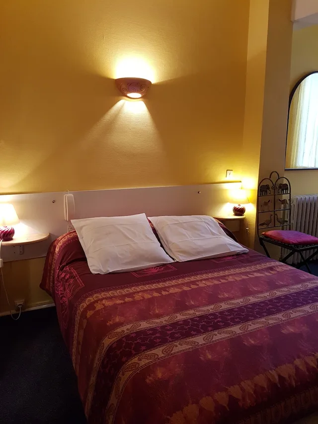 غرفة بسرير مزدوج، Hôtel Du Centre 1/4