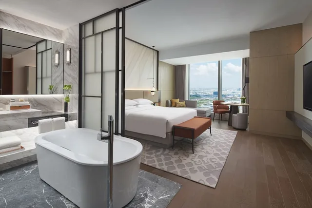Room, King Bed, Lake View, Hyatt Regency Changshu Kuncheng Lake 4/8
