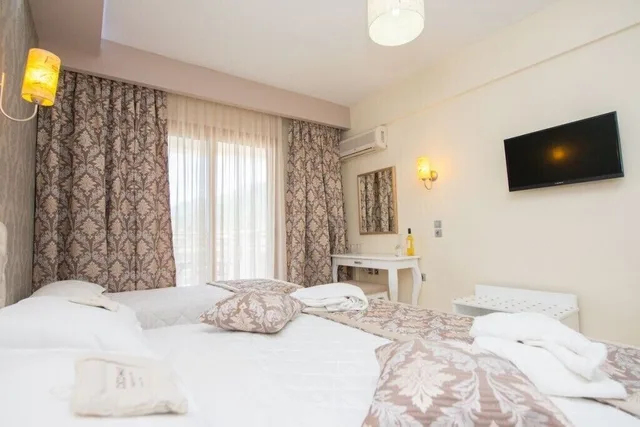 غرفة سوبيريور بسرير كوين وسرير فردي بإطلالة جزئية على البحر، Maranton Beach Hotel 1/7