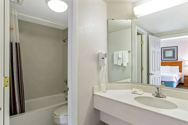 غرفة ديلوكس بسريرين مزدوجين، Ramada by Wyndham Westminster Denver 5/8