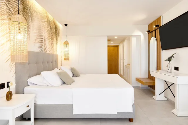 غرفة بسريرين منفصلين بإطلالة على البحر، Iberostar Selection Creta Marine 1/5