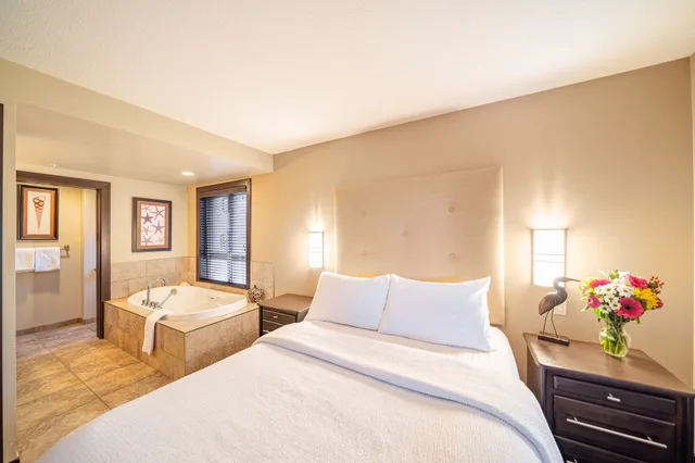جناح بسريرين كوين بغرفتي نوم مع أريكة، Sunrise Ridge Waterfront Resort 3/10