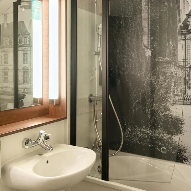 غرفة قياسية بسرير بطابقين وسرير كوين مع أريكة، Hotel Campanile Marne La Vallee Bussy Saint Georges 5/8