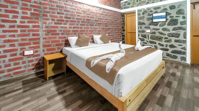 جناح بسرير كينج بإطلالة على الحديقة بشرفة بغرفة نوم واحدة، Zac's Valley Resort 4/9