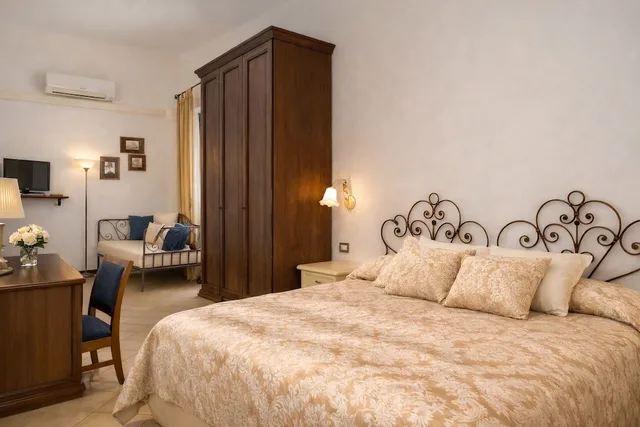 غرفة كلاسيكية ثلاثية بسرير كوين وسرير فردي، Hotel Del Borgo 1/5