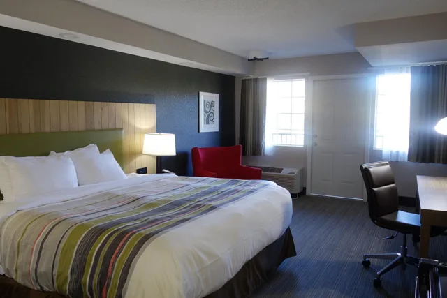 غرفة بريميوم بسرير كينج بشرفة لذوي الإعاقة، Country Inn & Suites by Radisson, Pigeon Forge South, TN 4/8