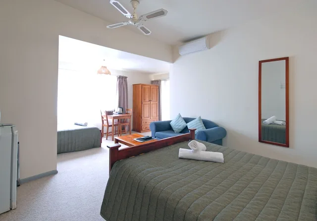 Room, 1 Queen and 1 Single Bed, Murphy Bed, River View, Riverview Boutique Motel 1/2