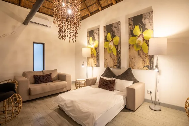 جناح جونيور بسرير مزدوج مع أريكة، Mokuti Etosha Lodge 4/4
