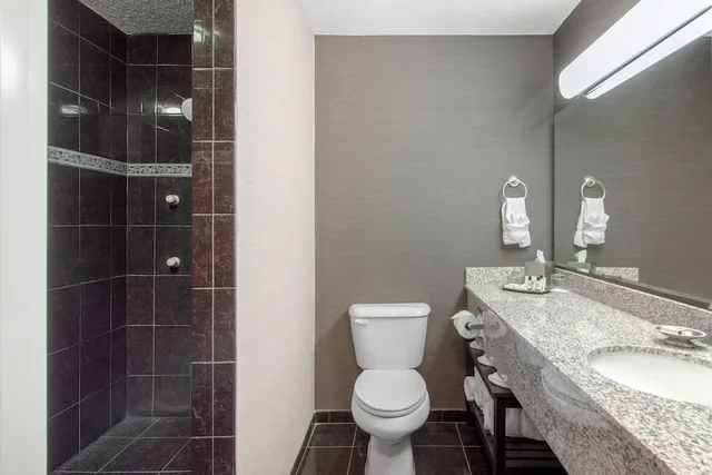 غرفة بسرير كينج مع أريكة، Norfolk Lodge Suites Ascend Hotel Collection 9/10