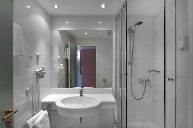 غرفة كومفورت بسريرين منفصلين مع أريكة، Hotel BIRGIT Berlin Mitte 4/7