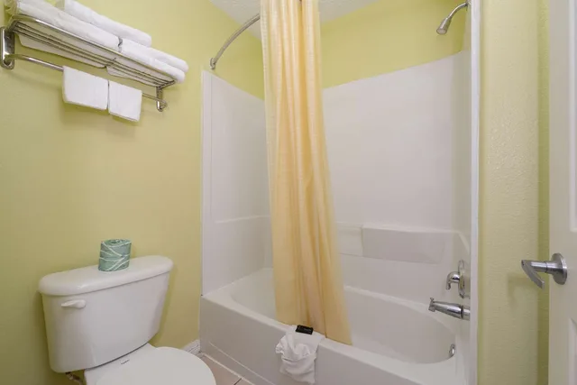 جناح بسرير كينج بحوض جاكوزي للمدخنين، Americas Best Value Inn & Suites Waller Prairie View 4/6