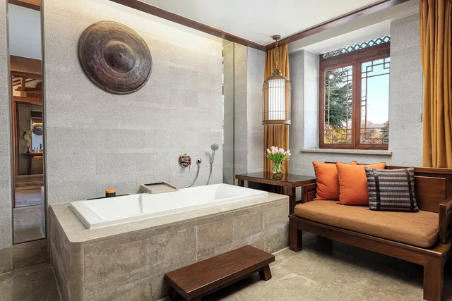 غرفة بريميوم بسرير كينج، INTERCONTINENTAL LIJIANG ANCIENT TOWN RESORT 5/6