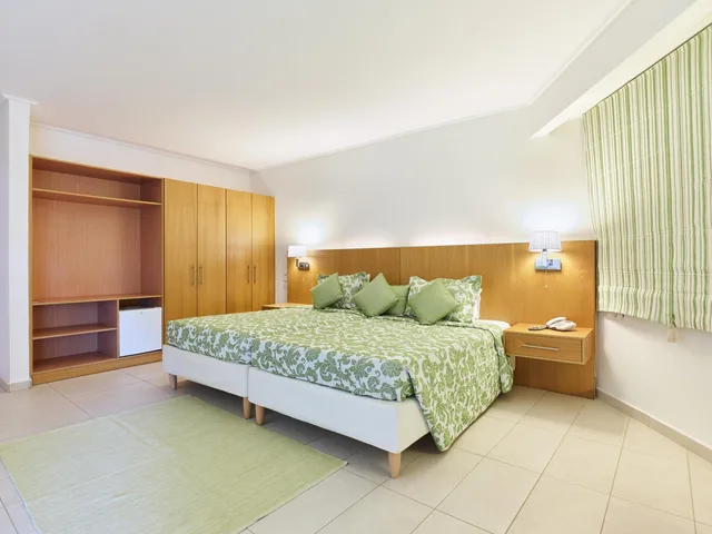 غرفة ديلوكس بسريرين منفصلين، Kinetta Beach Resort Spa 1/2