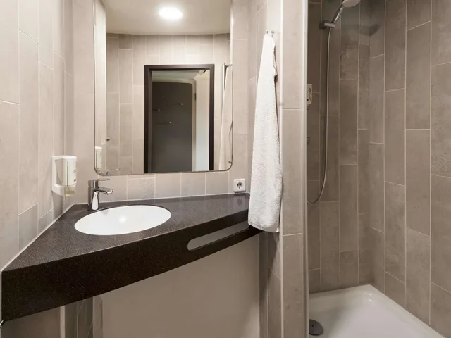 غرفة بسريرين منفصلين، B&B Hotel Offenbach-Sud 7/7