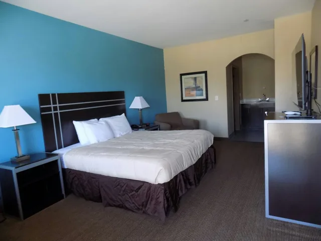غرفة بسرير كينج لغير المدخنين، Moulton Inn & Suites By OYO Near Shiner TX 3/5