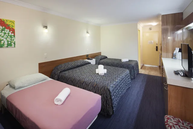 غرفة ثلاثية بسرير مزدوج وسرير فردي مع أريكة، Windsor Lodge Como 2/4