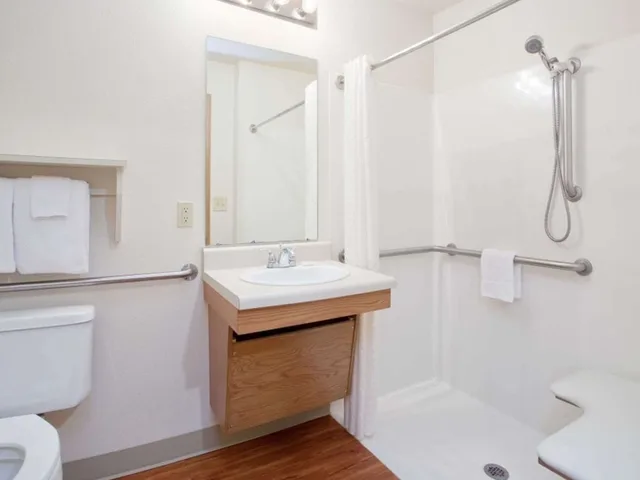 غرفة قياسية بسرير مزدوج لذوي الإعاقة، WoodSpring Suites Houston I-10 West 4/6