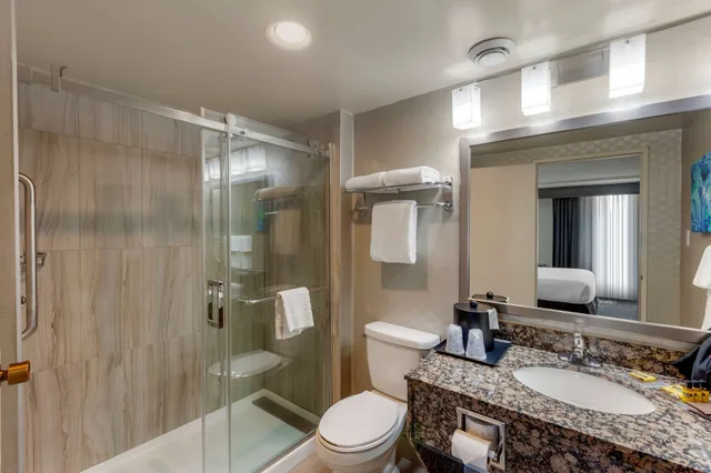 غرفة قياسية بسرير كينج وسريرين كوين، Best Western Plus Toronto Airport Hotel 7/10