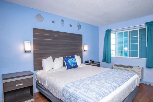 غرفة قياسية بسرير كينج بغرفتي نوم، Aqua Breeze Inn 1/5