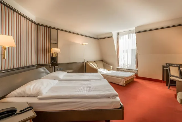 غرفة رباعية بسرير مزدوج، Hotel Monopol Luzern 2/3