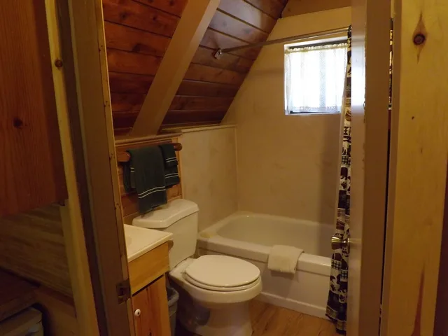 كابينة سيغنتشر بسرير كوين وسريرين منفصلين بحمام خاص، Arizona Mountain Inn and Cabins 1/1