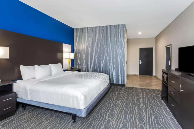 غرفة بسرير كينج بحوض استحمام لذوي الإعاقة، La Quinta Inn And Suites Odessa North Sienna Tower 2/8