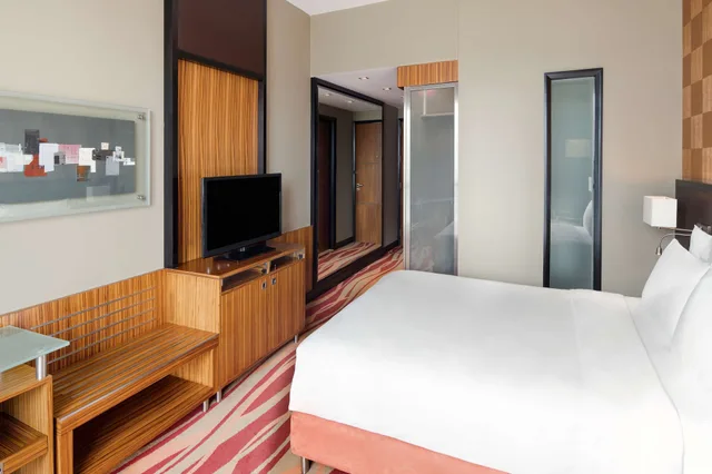 غرفة بريميوم بسرير كينج، Radisson Blu Hotel Dubai Media City 5/8