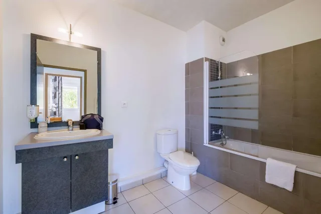 شقة بسرير مزدوج بغرفة نوم واحدة مع أريكة، Comfort Aparthotel Antibes Le Maestria 3/4