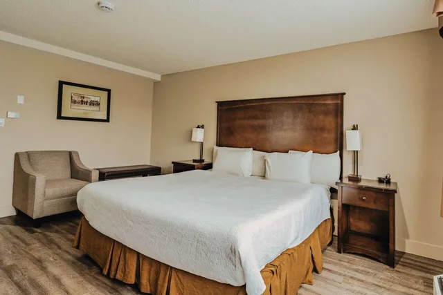 غرفة بسرير كينج بحوض استحمام لذوي الإعاقة، SureStay Plus by Best Western Coquitlam 1/7
