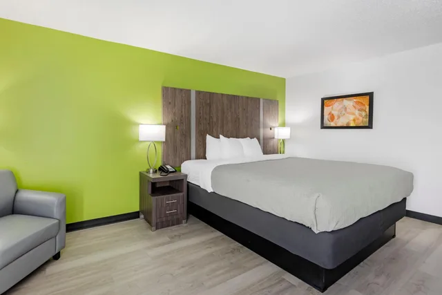 غرفة بسرير كينج بجاكوزي، Quality Inn Clarksville 2/9