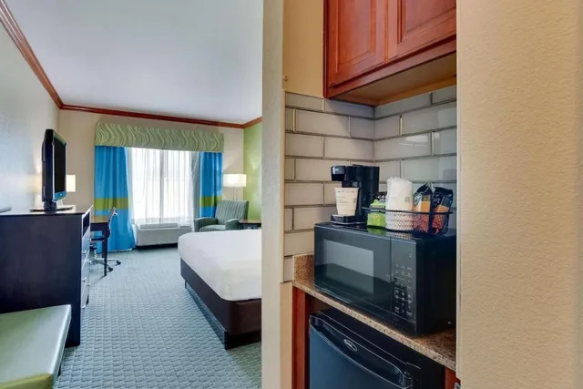 جناح بسرير كينج بغرفة نوم واحدة، Comfort Inn & Suites Waco Woodway 1/3